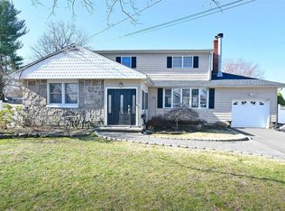 12 Keats Pl, Greenlawn, NY 11740