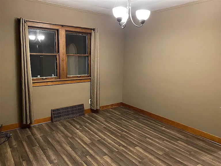 207 N Pine St — Photo 4