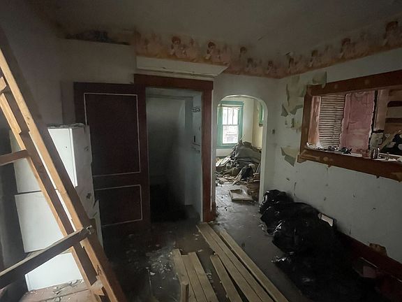 4th image of 221 13th St