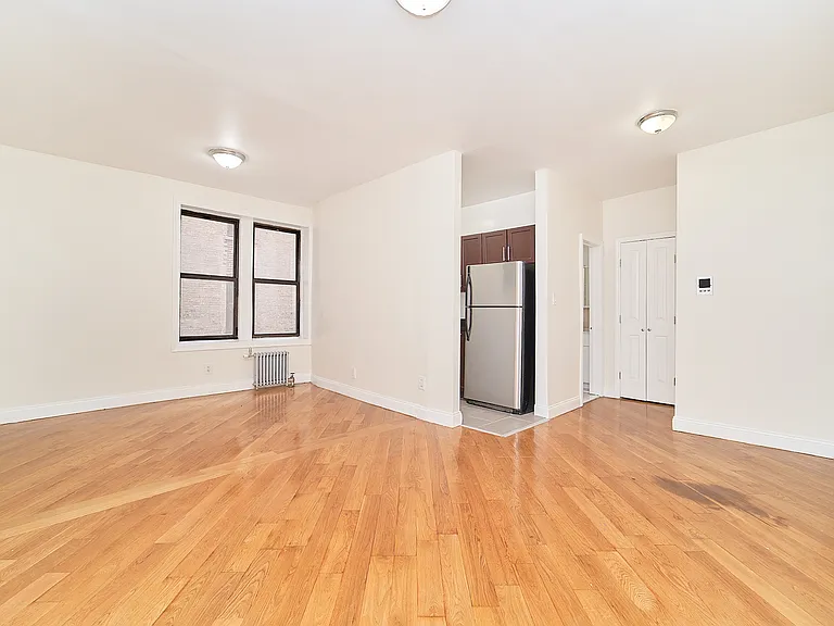 121 Seaman Ave #1E — Photo 1