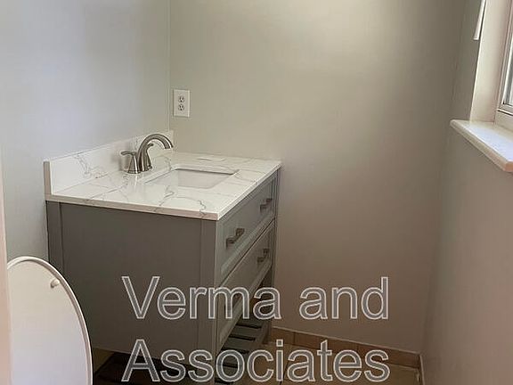 2nd image of 607 SE 10th St