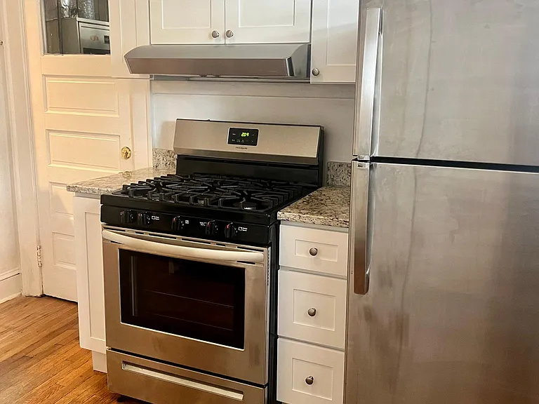 Kitchen w/granite counters and gas stove!