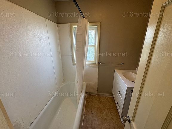 4th image of 1101 E Hoch St APT 4