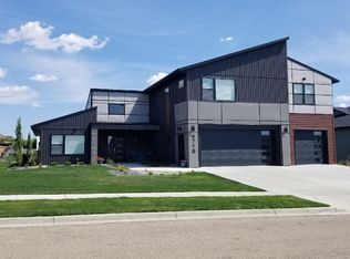 4719 Grey Hawk Ln, Bismarck, ND 58503