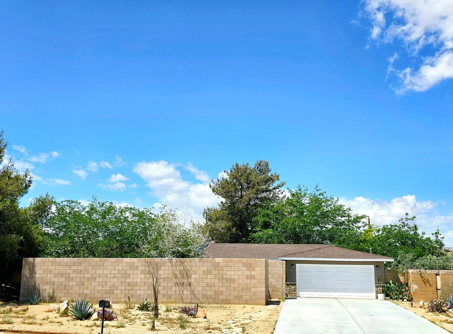 Stunning 3 Bedroom 2 Bathroom Home in Yucca Valley — Photo 2