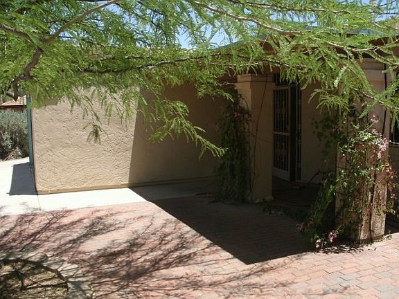 COVERED FRONT PORCH