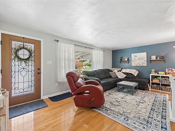 3rd image of 11 Lynn Lee Dr