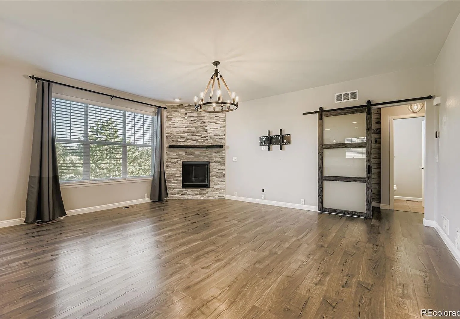 6 bed, 4.0 bath, 3323 sqft, $4,500 — Photo 2