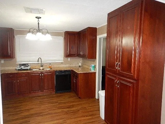 4 bed, 2.0 bath, 1400 sqft, $1,795 — Photo 3