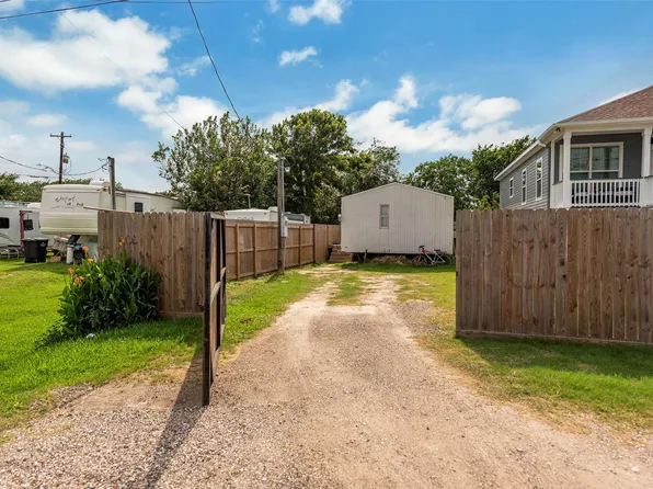 1130A 10th St, Dickinson, TX 77539