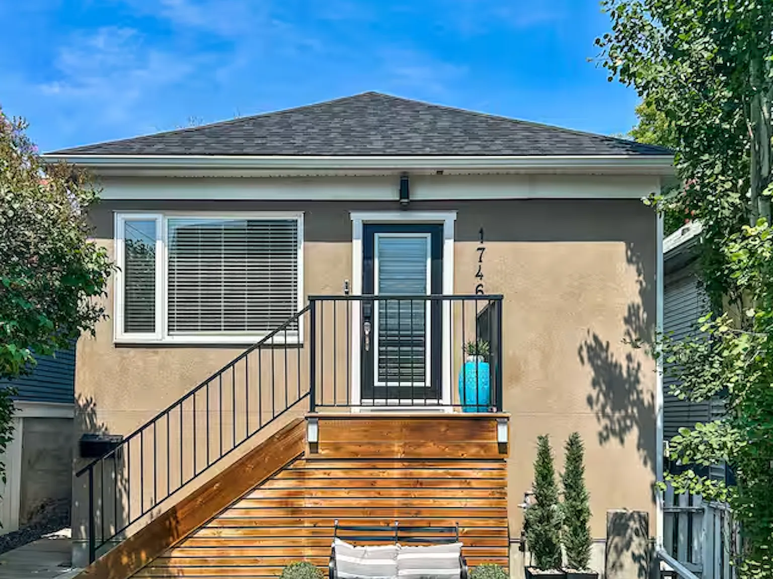 1746 35 Avenue Southwest Calgary — Photo 1