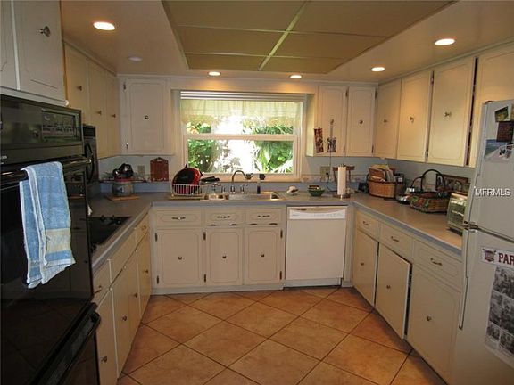 2nd image of 209 E Hornbeam Dr