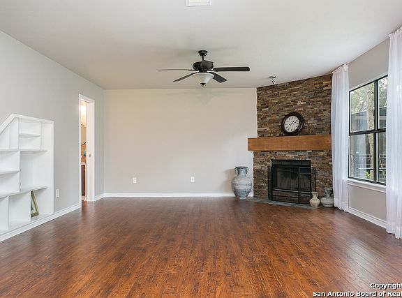5th image of 1295 Hidden Oaks Dr