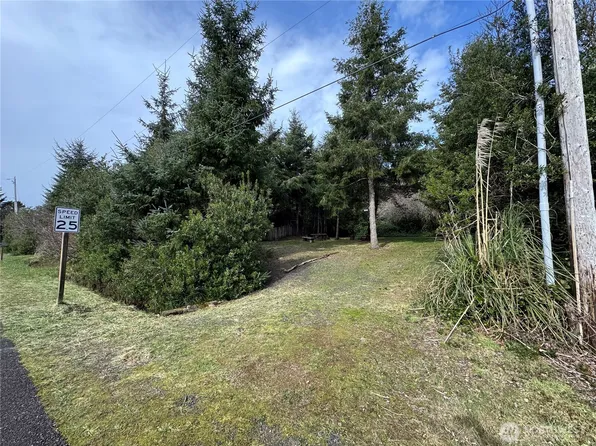 880 Wawona Avenue SW, Ocean Shores, WA 98569