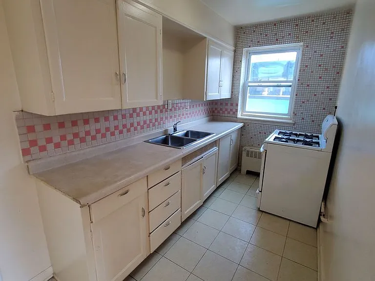 825 Wisconsin Ave - 6 Unit — Photo 3