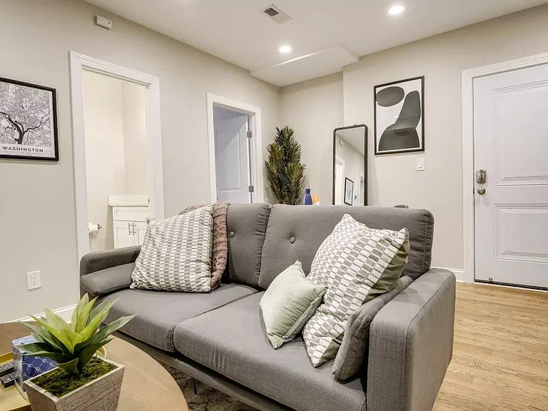 1013 E St SE #4 — Photo 9