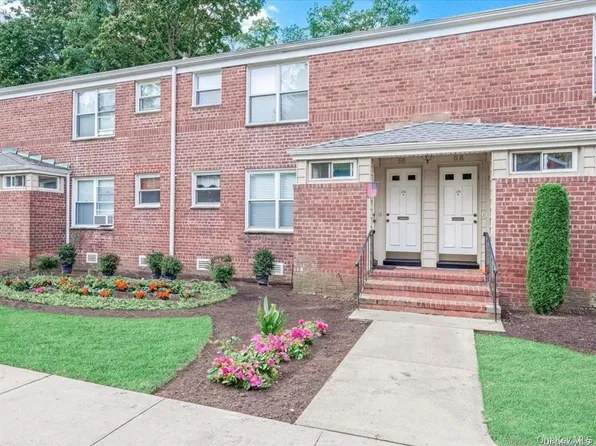 56 Edwards Street #2B, Roslyn Heights, NY 11577