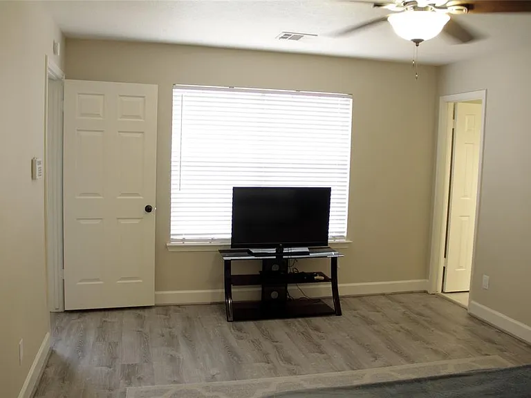 1803 Edinburg Ave — Photo 10
