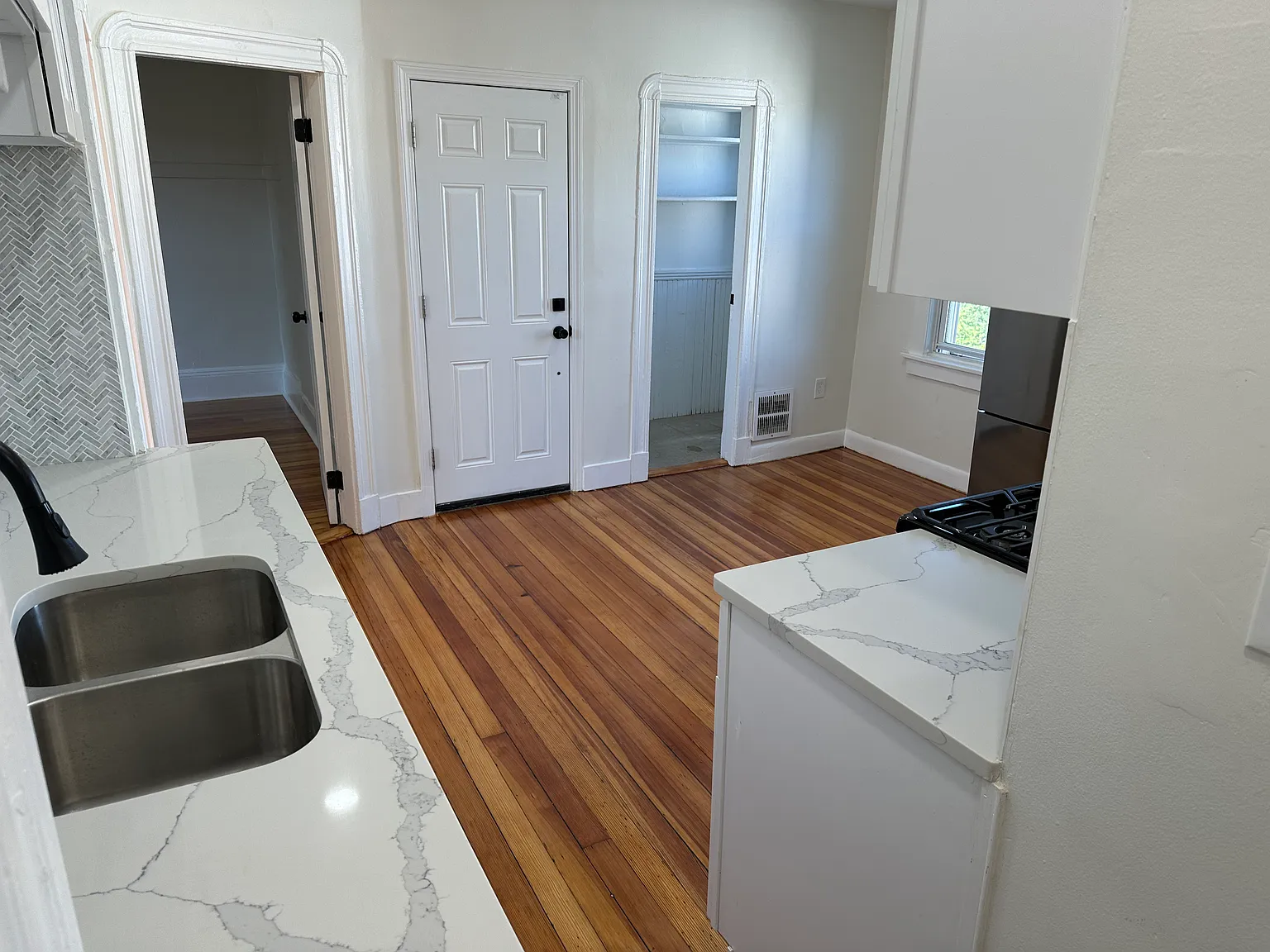 3 bed, 1266 sqft, $3,100 — Photo 4