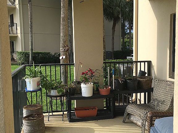 Second seating area/balcony 