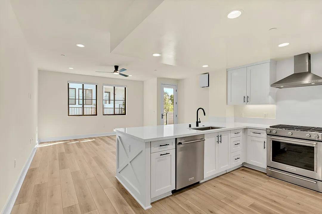 2 bed, 940 sqft, $5,250 — Photo 4