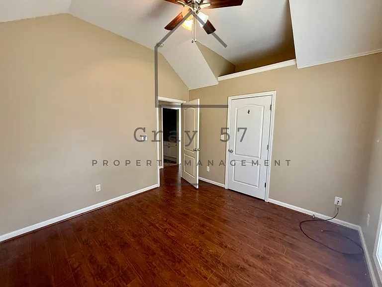 2071 Village Ln — Photo 6
