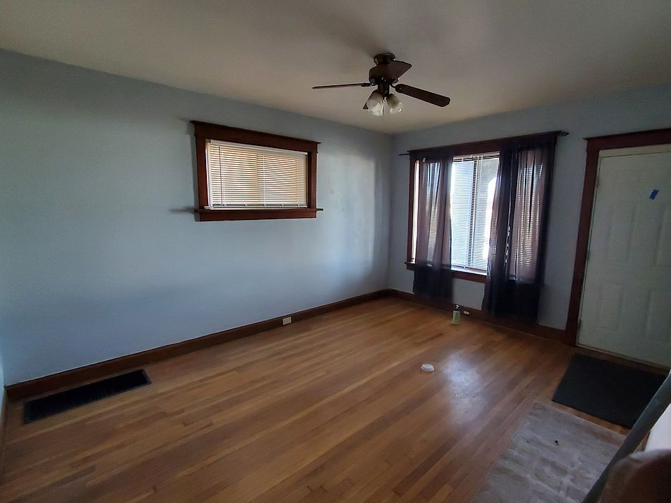 Entry/Living Room