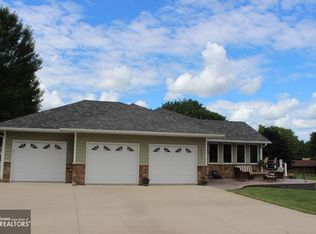1631 Club View Dr, Hampton, IA 50441