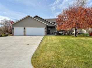 8707 Queens Gdns, Minneapolis, MN 55443