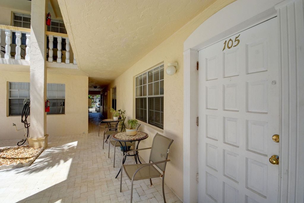 830 N Riverside Dr APT 212, photo 2