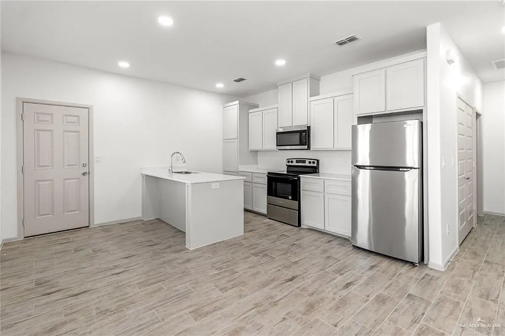 3 bed, 2.0 bath, 1175 sqft, $1,175 — Photo 2
