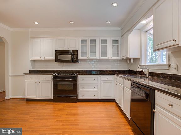 5th image of 137 Oakwood Dr
