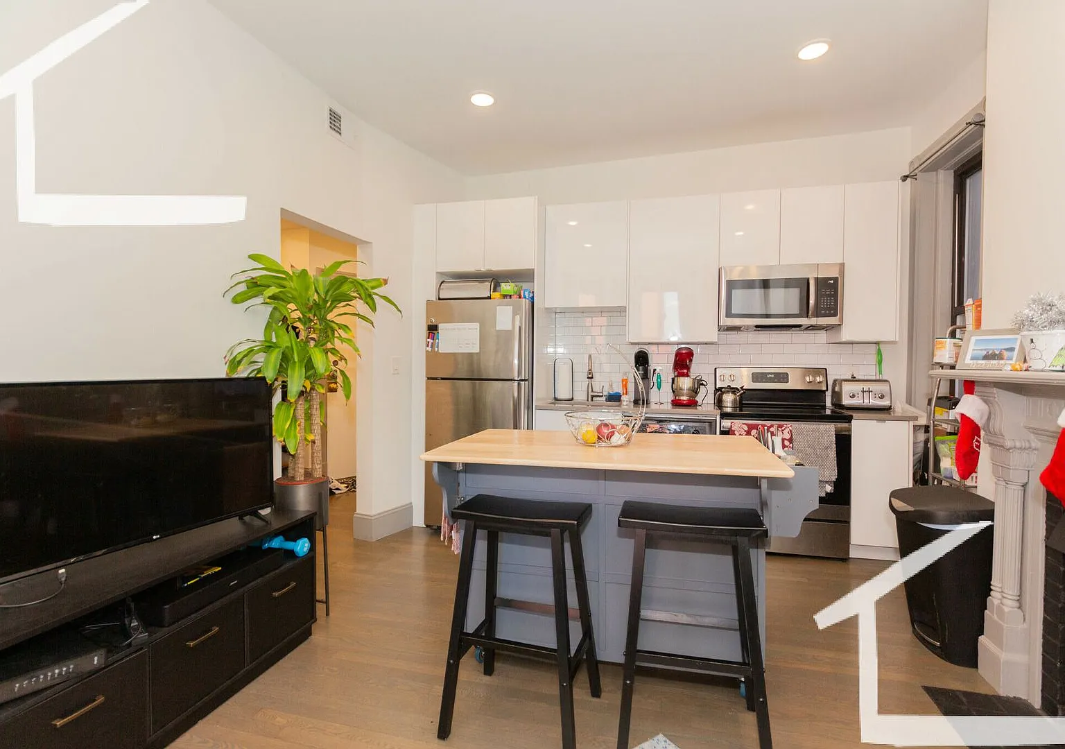 Charming 3 Bedroom-No Broker Fee — Photo 1