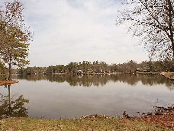Gorgeous view of Parkwood Lake