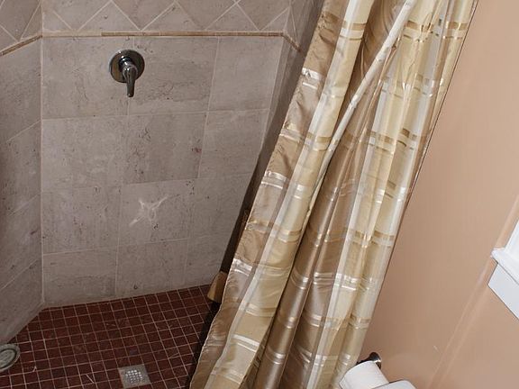 3rd image of 7725 N Marshfield Ave APT 2