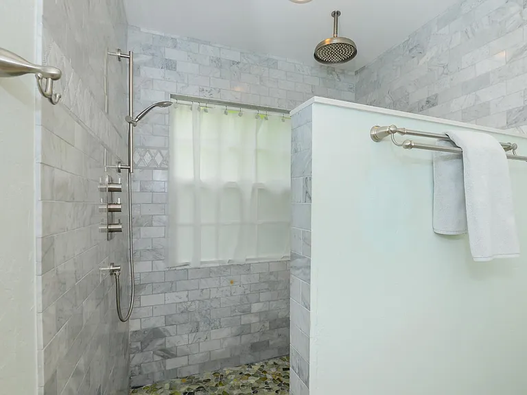 4051 NE Breakwater Dr — Photo 48