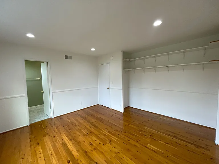 7100 Balboa Blvd #104 — Photo 11