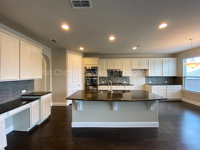 927 Bentley Dr — Photo 10