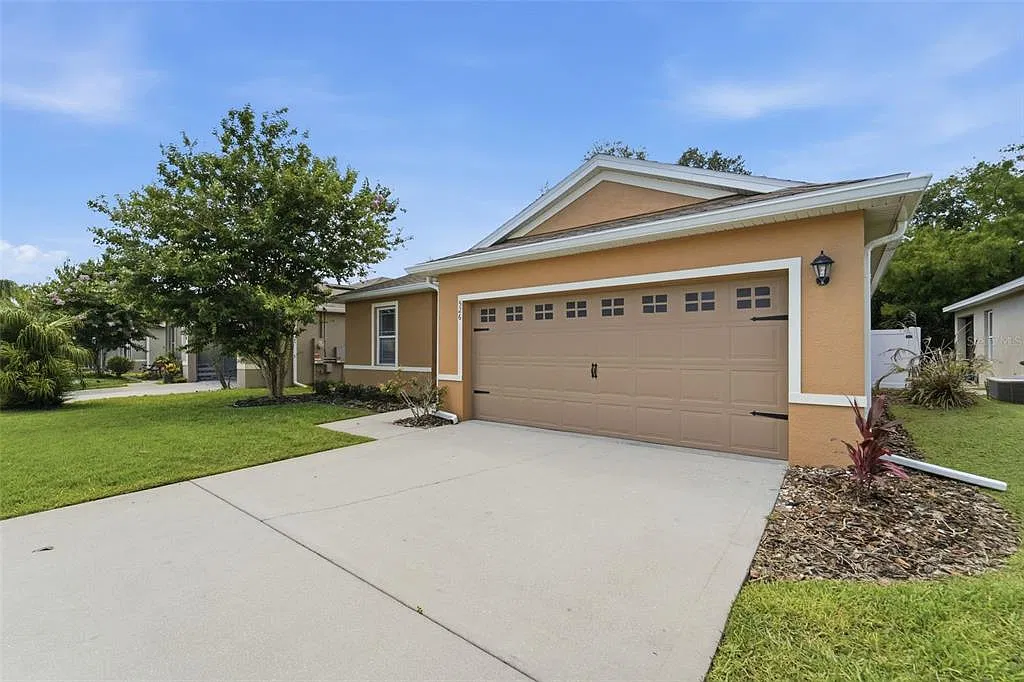 4 bed, 2.0 bath, 1842 sqft, $2,200 — Photo 3