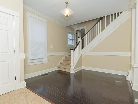 3rd image of 606 E Gum St