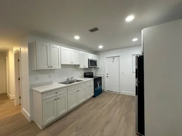 102-108 NW 1st St #112-128, Hallandale, FL 33009