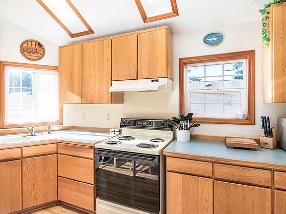 5th image of 732 SW 28th St