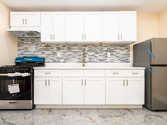 3rd image of 310 Evergreen Ave #2L