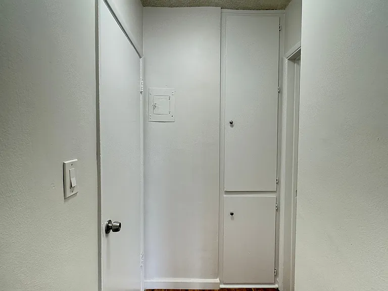 1150 N Normandie — Photo 18