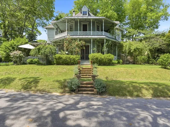 5 Spring Garden Ave, Shelter Island Heights, NY 11965