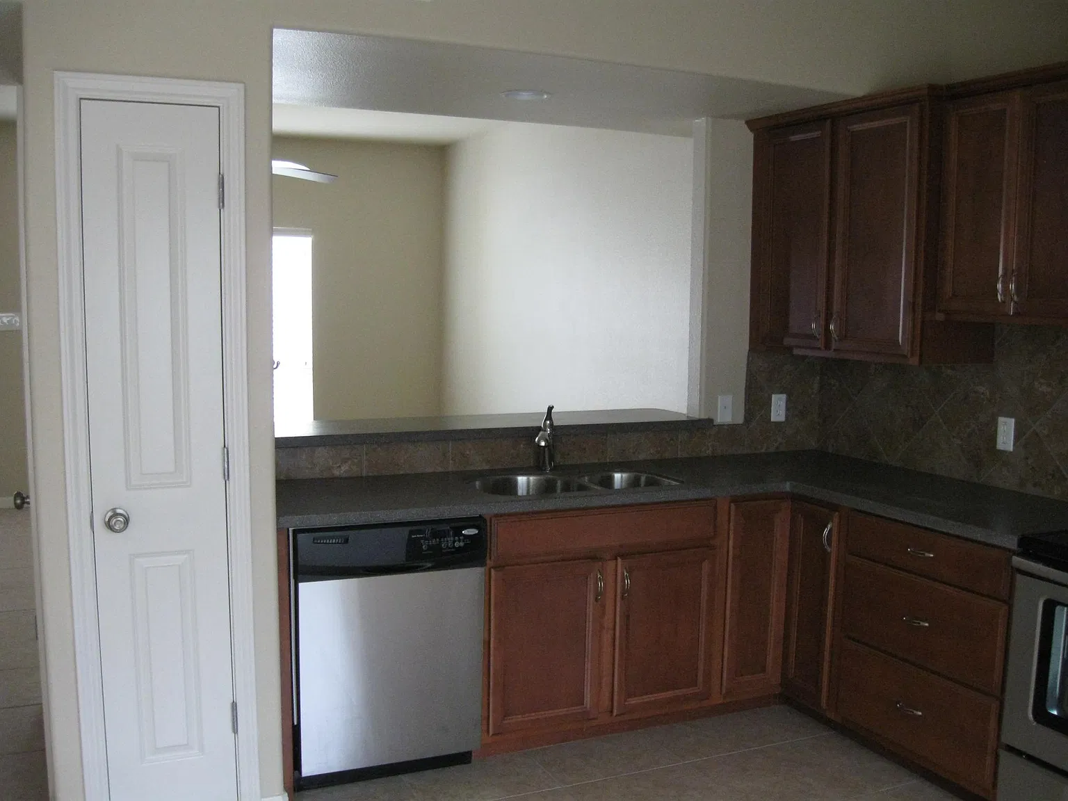 1141 Oconnell St — Photo 3