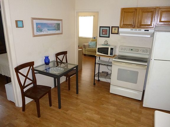 Comfortable Eat-in-i-kitchen area