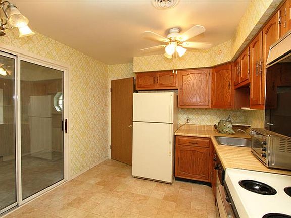 4th image of 17 Dartmouth St #61