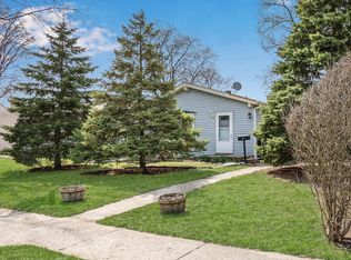 170 N Ridgemoor Ave, Mundelein, IL 60060