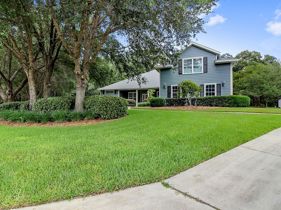Exceptional 4/2.5 on 1 acre